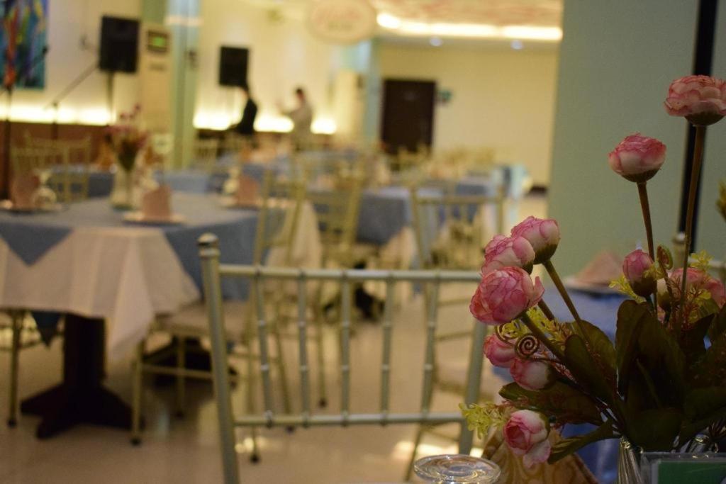 Vista Hotel Cubao Quezon City Exteriör bild